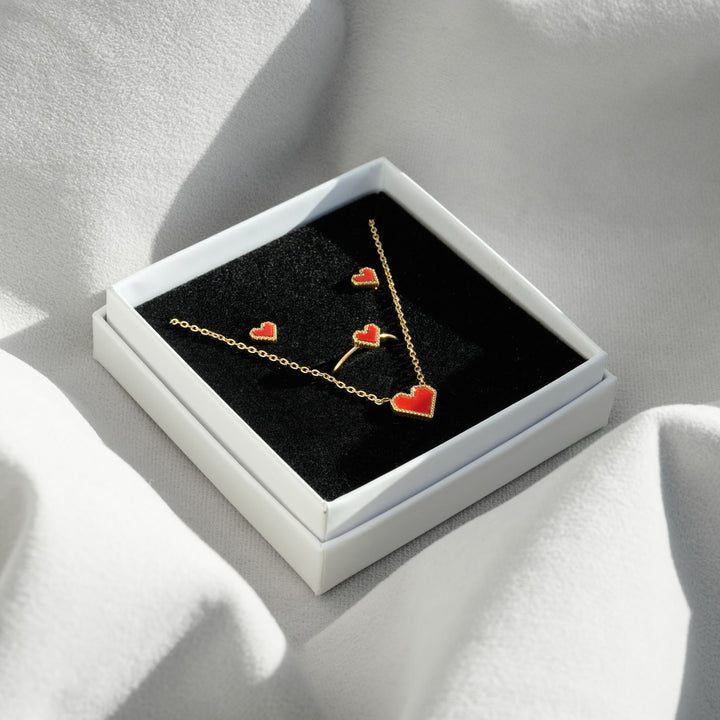 Coffret cadeau avec bague, boucles d'oreilles et collier en forme de cœur rouge